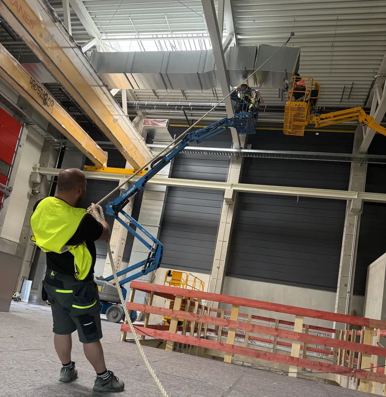 Kanalmontage in der Industriehalle
