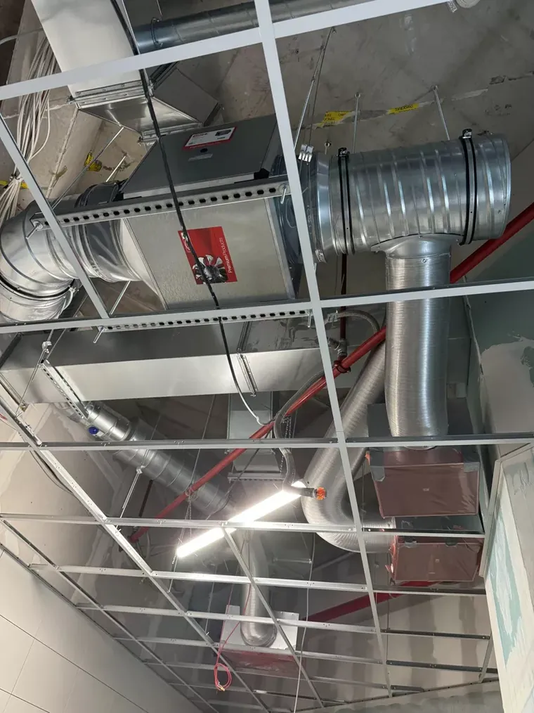 Ventilatorbox über Abhangdecke